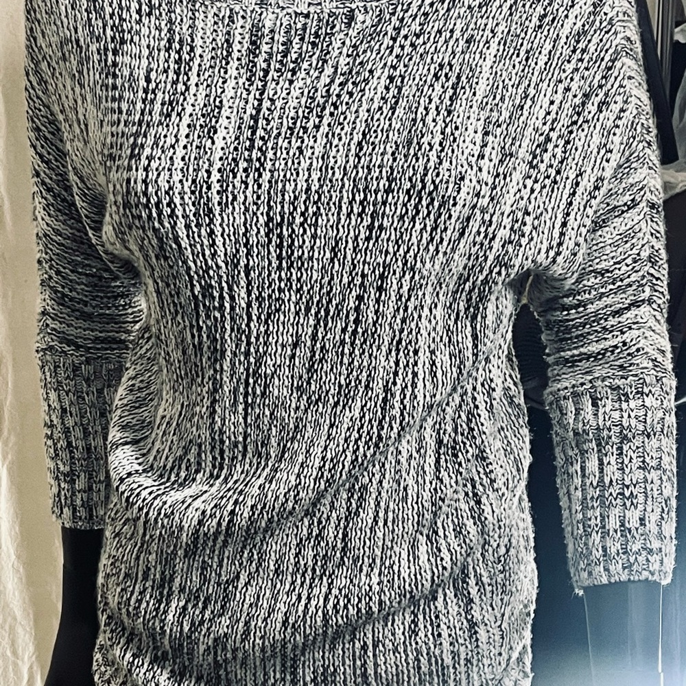 Express - Small light weight sweater - Picture 2 of 4